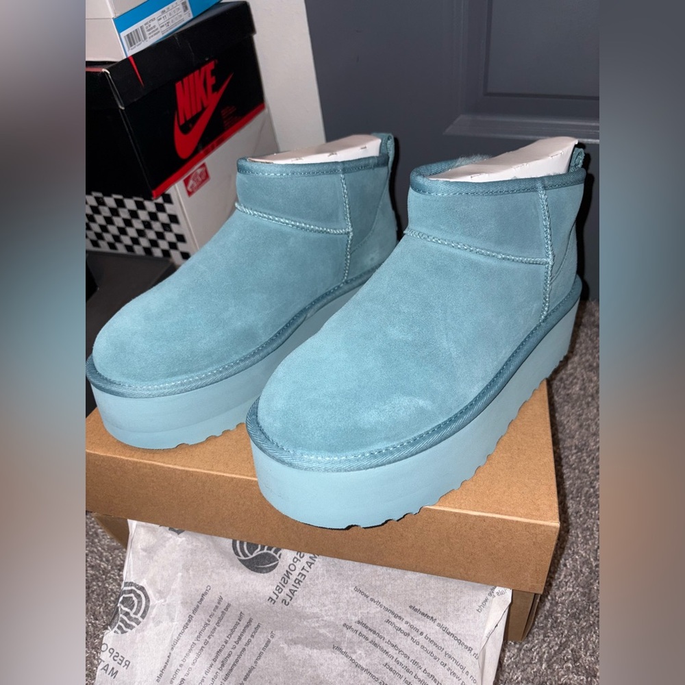 Women’s UGG Classic Ultra Mini Platform Boot Deep Ice Size US9, UK7, EU40, JP26